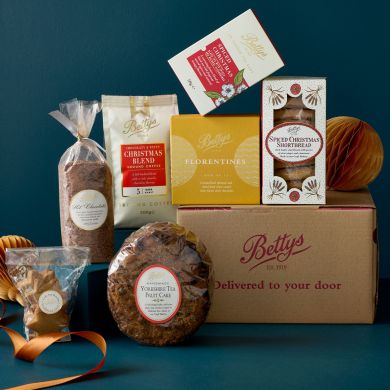 NEW Peanuts Snoopy Sledding With A Green Hat Christmas White And Green