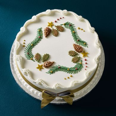 Royal Iced Wreath Christmas Cake